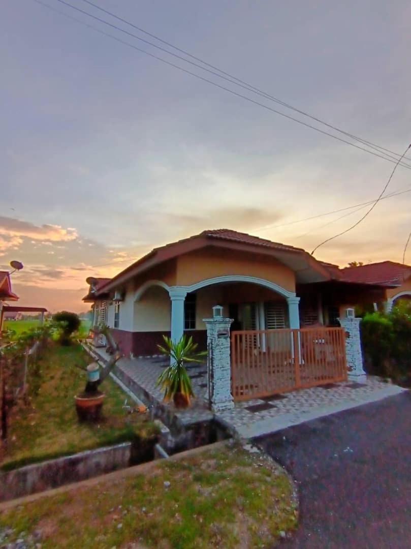 Ebnur Homestay Арау Экстерьер фото